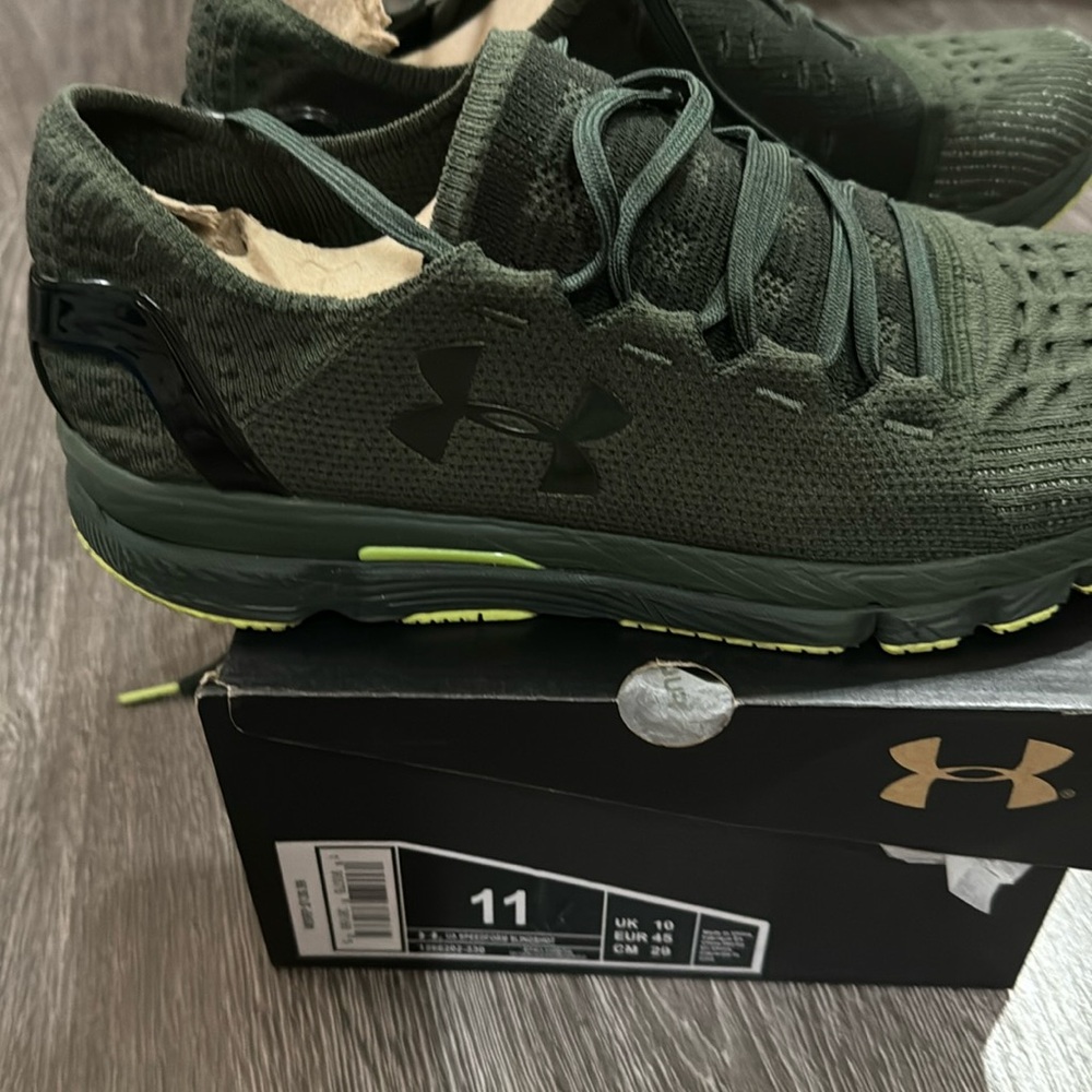 Men’s under armour size 11 olive green sling shot shoes